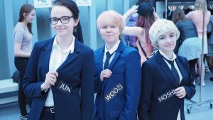 Iida Hannuksela, Janette Pekkonen ja Sini Helin pukeutuivat Seventeen-yhtyeen Juniksi, Wooziksi ja Hoshiksi. // Kuva: YleX / Samppa Rautio