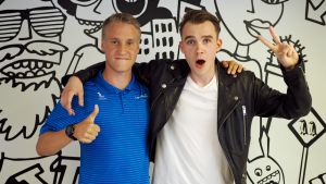 Rion lähtevä kilpakävelijä Aku Partanen ja Suomen olympiajoukkueen kisabiisin yhdessä Teflon Brotherin kanssa tehnyt Ollie. // Kuva: YleX
