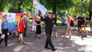 Ylikersantti Juho Pylvänäinen marssi virkaunivormussaan Helsinki-Pridessa 2. heinäkuuta. // Kuva: Kira Hagström