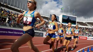 Johanna Peiponen veti letkaa 5 000 metrin kilpailussa Kalevan kisoissa 2015. // Kuva: Yle/Tomi Hänninen