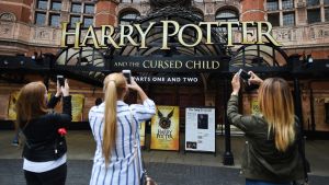 Fanit kuvaavat The Palace Theatrea Lontoossa, jossa Harry Potter and the Cursed Child -näytelmää esitetään. // Kuva: EPA/Andy Rain