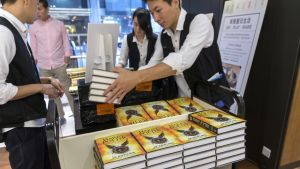 Myyjä purkaa Harry Potter and the Cursed Child -käsikirjoituksia kiinalaisessa kirjakaupassa. // Kuva: EPA/Jerome Favre