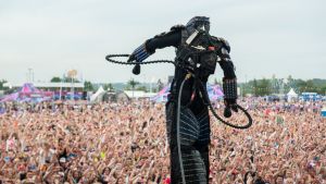 Dimitri Vegas & Like Miken keikalla lavalla piipahti savua ampunut robotti. // Kuva: Annika Miettinen