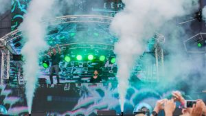 Tyypillinen näky keikalta: Like Mike jammaa dekkien päällä, Dimitri Vegas dekkien takana. // Kuva: Annika Miettinen