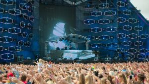 DJ-duo Tungevaag & Raaban soitti kaikki megahittinsä ja useita tunnettuja mash-upeja Aviciista Calvin Harrisiin. // Kuva: YleX/Annika Miettinen