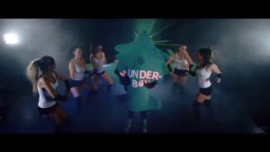 Tämä kuusihahmo on yksi lukemattomista asioista, joita käsiteltiin markkinaoikeudessa. // Kuva: Kuvakaappaus Wunderboy-musiikkivideolta. Linkki videoon jutussa.