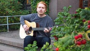 Aleksanteri Hakaniemi aloitti musisoinnin mies ja kitara -tyylisenä katusoittajana. // Kuva: YleX / Samppa Rautio