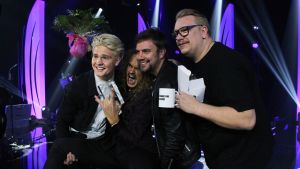 Benjamin, Antti Ketonen ja Arttu Wiskari onnittelevat Pete Parkkosta Tähdet, tähdet -finaalissa. // Kuva: Silja Annila