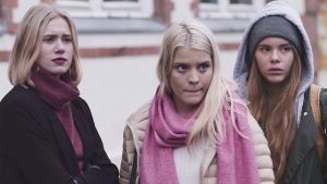 Noora (Josefine Frida Pettersen), Vilde (Ulrikke Falch) ja Eva (Lisa Teige). Ihastuttavaa Vildeä olisi kiintoisaa päästä seuraamaan. // Kuva: Promokuva