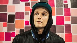 Rap-tulokas Pesso käytti teininä hänelle säästetyt moporahat levysoittimeen ja osti kirpputoreilta vinyylilevyjä. Se oli konkreettinen valinta kohti musiikkiuraa. // Kuva: Ninni Suomalainen/YleX