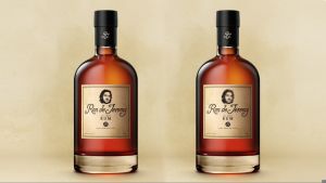 Kuva muokattu: Tältä Ron De Jeremy -pullo näytti ennen, vieressä naama pikselöitynä. Tulevaisuudessa naama poistetaan etiketistä // Kuva: One Eyed Spirits/Muokkaus: YleX