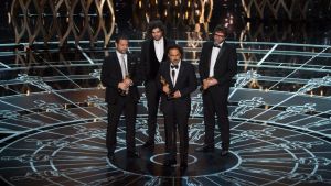 Birdman-elokuvan tekijätiimi vastaanottaa parhaan alkuperäiskäsikirjoituksen Oscar-palkinnon. // Kuva: MARC SUBAN / AMPAS