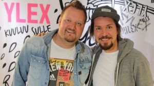 Sami Hedberg ja Taneli Mustonen kummoksuvat ronskista kohtauksesta syntynyttä kritiikkiä. // Kuva: YleX / Teemu Saarinen