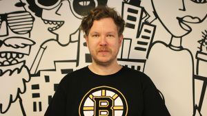 Samae Koskinen kertoo kannattavansa NHL-joukkue Boston Bruinsia, jonka paita hänellä on päällään. // Kuva: YleX