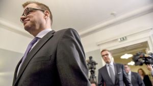 Hallitusneuvottelujen vetäjä Juha Sipilä neuvottelukumppaneineen. // Kuva: Antti Aimo-Koivisto / Lehtikuva