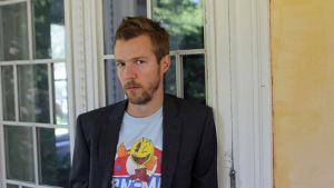 Olavi Uusivirta esittää Onnenonkija-leffassa hahmoa, jonka nimi on Olavi.
- Se on hauskaa ja vähän perverssiä, Uusivirta sanoo. // Kuva: YleX / Samppa Rautio