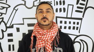 Arman Alizadin omat mielipiteet ovat muuttuneet, kun perspektiiviä ja ymmärrystä on tullut maailmanmatkaamisen ansiosta lisää. // Kuva: Jani Nivala/YleX