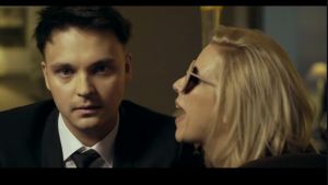 Tulevan UMK-kauden juontajat Roope Salminen ja Krista Siegfrids valmistautuvat koitokseen lomailemalla auringossa. // Kuva: Yle
