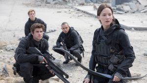 Katniss Everdeen (Jennifer Lawrence) on jälleen vauhdissa jousipyssyineen. // Kuva: Lionsgate / Murray Close