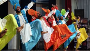 Intialaiset opiskelijat esittivät bhangraa Amritsarissa Punjabissa. // Kuva: EPA / Raminder Pal Singh