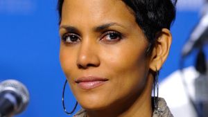 Halle Berry voitti ensimmäisenä tummaihoisena naisena parhaan naispääosan Oscarin vuonna 2001. // Kuva: EPA / Warren Toda