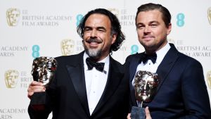 Alejandro Inarritu ja Leonardo DiCaprio pääsivät palkintojen makuun Bafta-gaalassa. // Kuva: EPA / Andy Rain