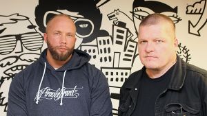 Marko Lönnqvist (vas.) kirjoitti Elämäni gangsterina -kirjan, jonka rikostoimittaja Jarkko Sipilä toimitti. // Kuva: YleX