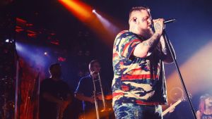 Selvästi lavalla olostaan nauttinut Rag’n’Bone Man piti yleisön otteessaan keikan alusta loppuun. // Kuva: Anni Gullichsen/YleX
