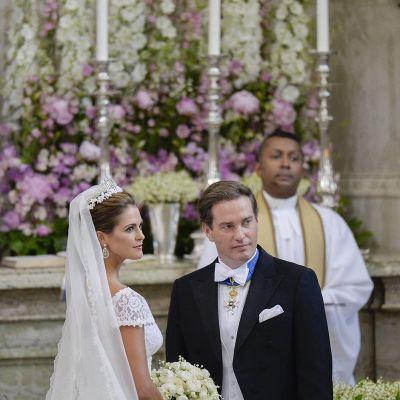 Prinsessa Madeleine ja Chris O'Neill alttarilla Tukholman kuninkaanlinnan kirkossa.