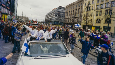 Fans tar emot hockeylejonen, 1995
