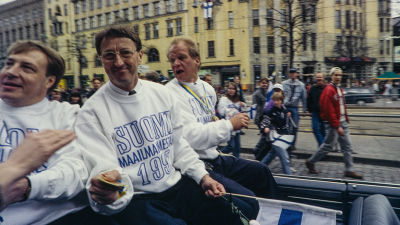 Fans tar emot hockeylejonen, 1995