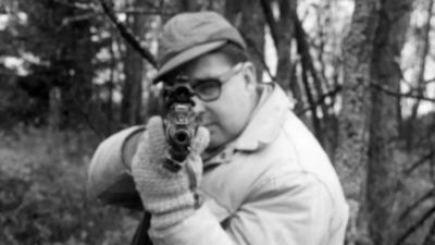Man siktar mot tittaren på älgjakt, 1962