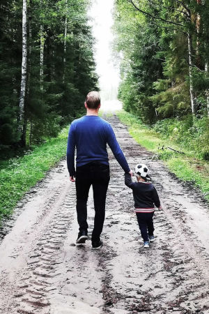 Sonen Rasmus har gett Staffan Nylund ny energi att orka kämpa mot sin psykiska ohälsa. Staffan Nylund med sonen Rasmus på promenad på skogsväg. Ryggarna mot kameran. Gröna björkar kantar vägen.