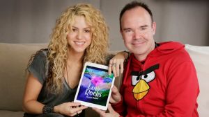 Shakira och Peter Vesterbacka brinner för utbildningsfrågor. Rovio samarbetade med världsstjärnan med mobilspelet "Love Rocks" som lanserades 2015. Shakira och Peter Vesterbacka