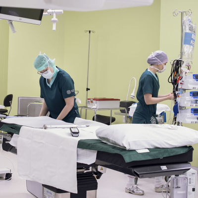 Sjukskötare gör förberedande arbete i en operationssal. 