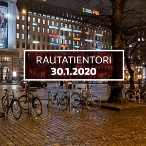 Kuvapari Rautatientorilta, toinen tammikuulta 2013 jolloin luistellaan, toinen tammikuulta 2020 jolloin maa on sula.