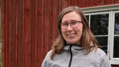 Porträtt av miljöutbildare Linnea Skogberg som poserar framför ekpunkten i Fagervik.