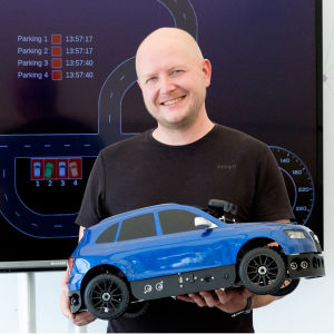 HERE:n ja Audin itseajavien autojen kehittäjä Jani Käppi, käsissä minikoeauto.