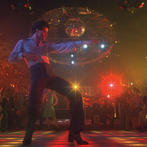John Travolta tanssii elokuvassa Lauantai-illan huumaa. Kuvakaappaus.