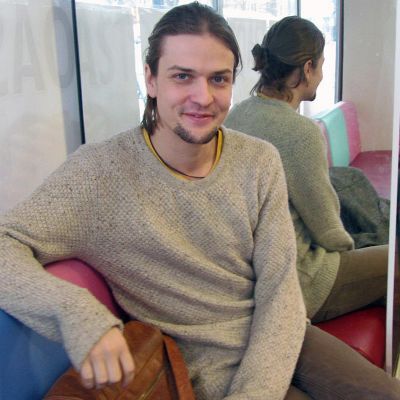 Mikael Saari hymyilee kahvilassa.