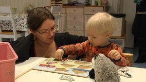 Kontakten till mina föräldrar och svärföräldrar är guldvärd, säger Sanna Karjalainen Sanna Karjalainen pusslar tillsammans med sin son Vilho