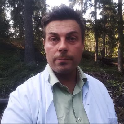 Läkaren Mikael Kivivuori medverkar i en video som riktar sig till föräldrar med uppmaningen att inte låta barnen få coronavaccin.