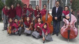 Afghanistans nationella musikinstitut har en helkvinnlig orkester, vilket förargar många extremister i landet. Afghanistans nationella musikinstitut har en helkvinnlig orkester, vilket förargar många extremister i landet.
