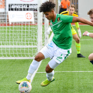 Honka försökte värva Darren Smith redan förra sommaren, men då sa EIF nej. EIF:s Darren Smith skyddar bollen och MYPAs Juuso Laitinen hinner inte med.