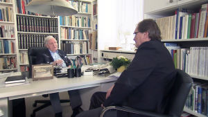 Ohjaaja Vesa Toijonen haastattelee Helmut Schmidtiä vuonna 2015