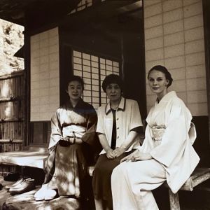 Kolme naista istuu teehuoneen edustalla Japanissa. Kahdella heistä on kimono yllään. 