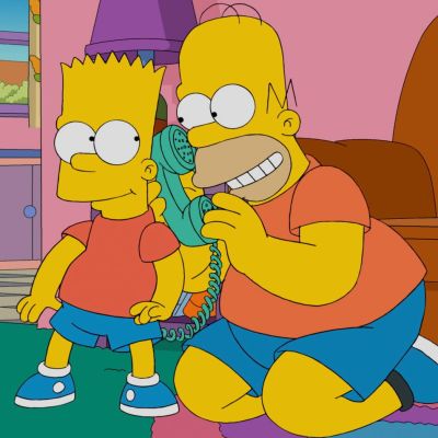 Bart Simpson och Homer Simpson ler och har en telefonlur mellan sig.