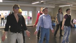 De träffas en gång i veckan för att dansa En grupp som kallar sig äijä-tanssi tränar på sitt dansnummer