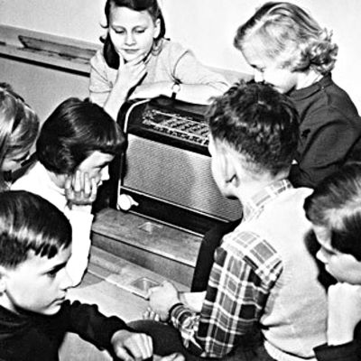 Barn som lyssnar på radio.
