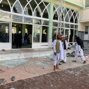 Bild på utblåsta fönster i en moské i Afghanistan.